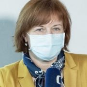 Jarmila Rážová: Lidé by měli nahradit roušku respirátorem FFP2 tam, kde se setkává více lidí