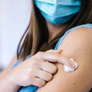 Od pátku se mohou k očkování registrovat cizinci a čeští občané bez veřejného zdravotního pojištění