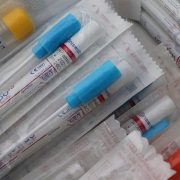 Ministerstvo zdravotnictví snižuje maximální cenu testů na covid-19 pro samoplátce