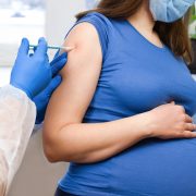 Těhotné a kojící ženy se mohou bezpečně očkovat proti onemocnění covid-19