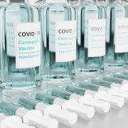 Očkování proti covid-19 funguje, dva týdny po druhé dávce se dosud nakazilo jen 0,06 % osob