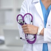 Nová vyhláška Ministerstva zdravotnictví umožní lékařům započítat praxi z covidových oddělení