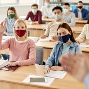 Od pondělí budou studenti vysokých škol nosit respirátory i během výuky, neočkovaní pracovníci nemocnic se budou povinně jednou týdně testovat
