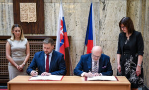 Ministr zdravotnictví Vlastimil Válek a jeho slovenský protějšek Kamil Šaško podepisují rámcovou smlouvu, která posiluje spolupráci českých a slovenských zdravotnických záchranných služeb v příhraničí.