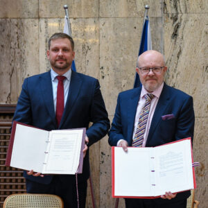 Ministr zdravotnictví Vlastimil Válek a jeho slovenský protějšek Kamil Šaško právě podepsali rámcovou smlouvu, která posílí spolupráci českých a slovenských zdravotnických záchranných služeb v příhraničí.