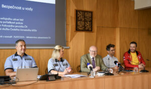 Účastníci tiskové konference u příležitosti Světového dne prevence tonutí (zleva): Radek Karlík, Zuzana Pidrmanová, Vlastimil Válek, Matyáš Fošum a Daniel Vičan.