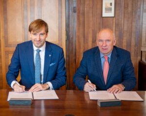 Ministr zdravotnictví Adam Vojtěch a prof. Štěpán Svačina při podpisu memoranda.