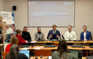 Adam Gřunděl, Petra Krulová, Adam Vojtěch, Lukáš Lambert a David Zogala (zleva) představují Národní průzkum využívání AI ve zdravotnictví. Adam Gřunděl, Petra Krulová, Adam Vojtěch, Lukáš Lambert a David Zogala (zleva) představují Národní průzkum využívání AI ve zdravotnictví.