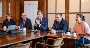 Petra Adámková, Patrik Zachar, Adam Vojtěch, Marián Rybář a Zuzana Bielčíková představují na tiskové konferenci otevřená data o organizaci onkologické péče v České republice.