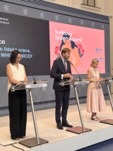Tiskové konference při příležitosti Světového týdne kojení se ve Strakově akademii zúčastnil také ministr zdravotnictví Adam Vojtěch. 