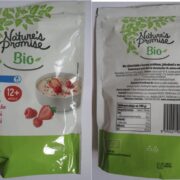 Varování před konzumací potraviny – Bio Rýžová kaše s&nbsp;jahodami a&nbsp;malinami Nature’s Promise, pro děti od&nbsp;12 měsíců